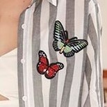 Imagen de Camisa mujer larga rayada apliques mariposas clásica elegante botones manga tres cuarto