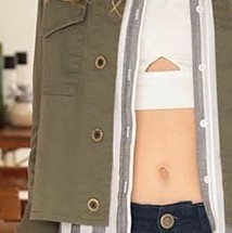 Campera corta mujer, gabardina, marca RIMMEL, con botones de metal, aplique en manga - online store