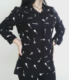 Camisa mujer larga estampada guitarra clásica botones manga tres cuarto Marca Baloop - comprar online