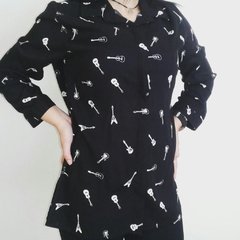 Camisa mujer larga estampada guitarra clásica botones manga tres cuarto Marca Baloop en internet