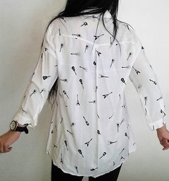 Camisa mujer larga estampada guitarra clásica botones manga tres cuarto Marca Baloop