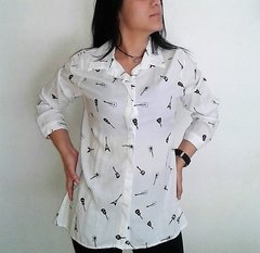 Camisa mujer larga estampada guitarra clásica botones manga tres cuarto Marca Baloop - comprar online