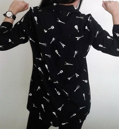 Camisa mujer larga estampada guitarra clásica botones manga tres cuarto Marca Baloop en internet