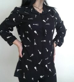 Camisa mujer larga estampada guitarra clásica botones manga tres cuarto Marca Baloop