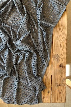 MANTEL BRODERIE GRIS TOPO