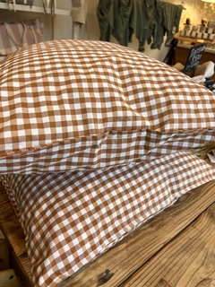 ALMOHADÓN CUADRILLÉ MARRON - comprar online