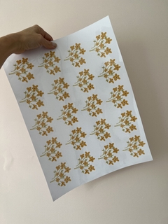 PLANCHA CON 20 FLORES AUTOADHESIVAS COLOR MOSTAZA