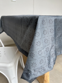 MANTEL CUMPLEAÑERO GRIS AZULADO CHICO - comprar online