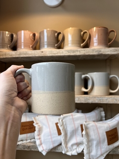 TAZA GRIS Y ARENA + MANTELITO TIPO INDIVIDUAL