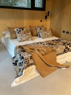 Pie de Cama King 70x220 Linea Selva Almendra - Maria Pombo
