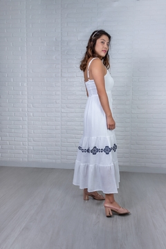 Vestido Pura Emoção Algodão Branco Bordado Azul na internet