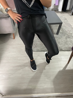 Calça Carvalho Cirrê Botão Preto