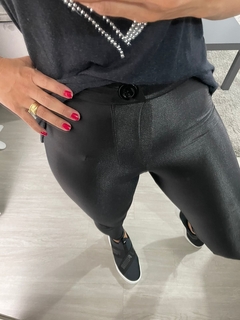 Calça Carvalho Cirrê Botão Preto - comprar online