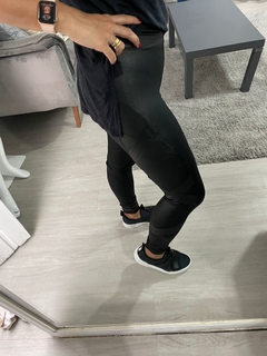 Calça Pétala Cirrê Recortes Preta - comprar online