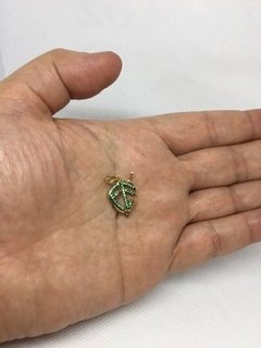 Pingente Medalha Escudo Fé De Ouro 18k Zirconias Verdes - comprar online