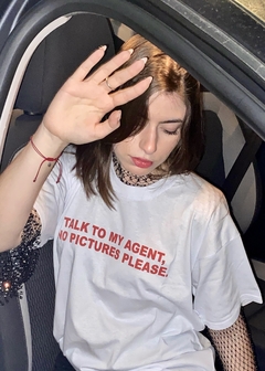 Remera TALK TO MY AGENT, NO PICTURES PLEASE. - tienda online