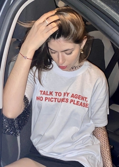 Remera TALK TO MY AGENT, NO PICTURES PLEASE. en internet