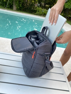 Matera Puffer Porta Notebook Salmón Ultra Liviana