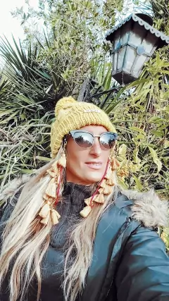 Gorrito de lana - MOSTAZA - con pompón - comprar online