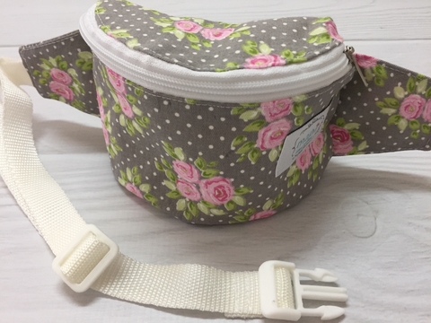 RIÑONERA GRIS CON FLORES ROSA
