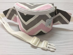 RIÑONERA CHEVRON ROSA, GRIS Y BLANCO