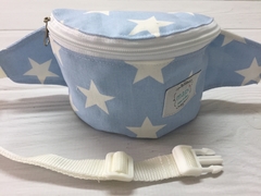 RIÑONERA CELESTE CON ESTRELLAS BLANCAS