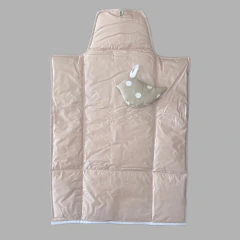 CAMBIADOR CON SONAJERO BEIGE CON LUNARES BLANCOS - comprar online
