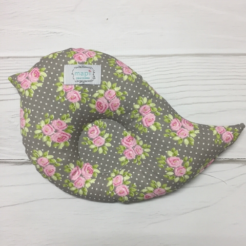 ALMOHADA GRIS CON FLORES ROSAS