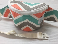 RIÑONERA CHEVRON CORAL, VERDE, GRIS Y BLANCO