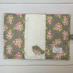 FUNDA LIBRETA SANITARIA GRIS CON FLORES ROSAS en internet