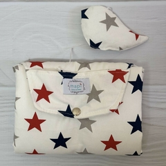 CAMBIADOR CON SONAJERO BLANCO CON ESTRELLAS ROJAS, AZULES Y GRISES - comprar online