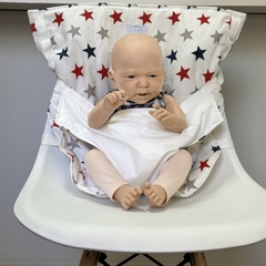 SILLA PORTÁTIL BLANCA CON ESTRELLAS ROJAS, AZULES Y GRISES - comprar online