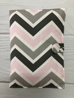 FUNDA LIBRETA SANITARIA CHEVRON ROSADO, GRIS Y BLANCO