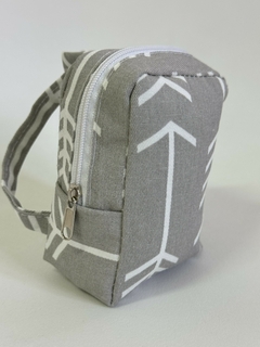 MINI MOCHILA GRIS CON FLECHAS