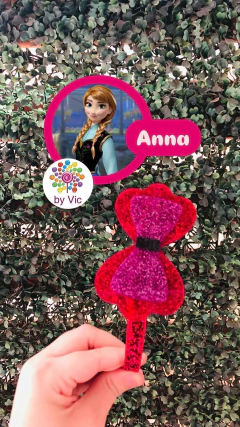 TIARA ACRILICO LAÇAROTE PRINCESAS BY VIC - by Vic Acessórios