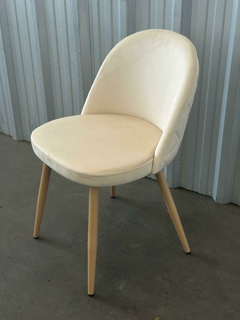 Silla Thea Pana en color beige, con diseño tapizado y patas de madera clara.