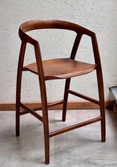 Banqueta de madera Bali Wengue con diseño moderno y elegante.