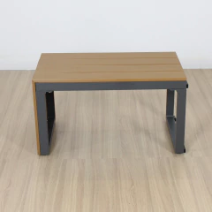 Mesa baja rectangular para exterior con estructura gris y superficie marrón tipo madera