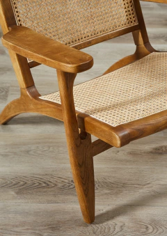 Detalle del sillón Carl Hansen Esterilla, con estructura de madera y asiento de mimbre.