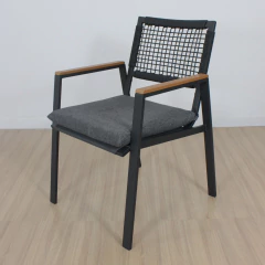 Silla de exterior gris oscuro con estructura metálica, apoyabrazos de madera y asiento con almohadón gris