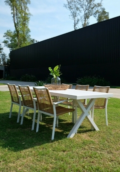 Mesa de comedor Alama de 230x90 cm con 6 sillas sambia de aluminio y respaldo de mimbre.