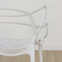 Detalle del respaldo blanco de una silla Masters de diseño moderno en plástico