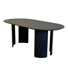 Mesa Lumine de 180 cm, con diseño ovalado y acabado en color negro.