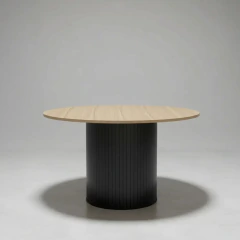 Mesa redonda Aura con base varillada negra y tapa de madera natural