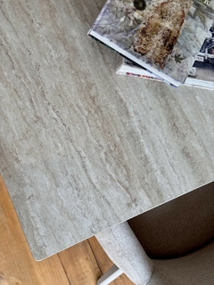 Mesa de porcelanato de 180x90 cm con patas negras, diseño moderno y elegante.