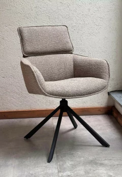 Sillón Odin Tapizado Giratorio 360 en color gris claro, con respaldo alto y base negra.