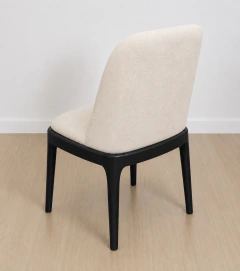 Silla Zur de estructura de madera de caucho laqueada negra y tapizada en pana beige.