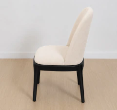 Silla Zur de estructura de madera de caucho laqueada negra y tapizada en pana beige.
