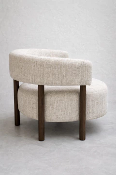 Sillón Splinter Chenille de diseño moderno con tapizado beige y estructura de madera oscura