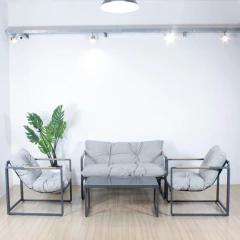 Set exterior de jardín Ibiza con estructura de aluminio gris que incluye un sofá de dos cuerpos, dos sillones y una mesa ratona con tapa de vidrio